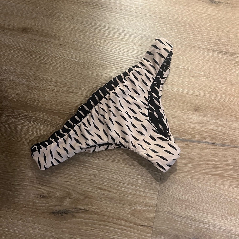 Billabong reversible bottoms. Size small